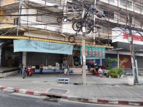 Sale and Rent Shophouse 4.5 storey no car park main road closed B